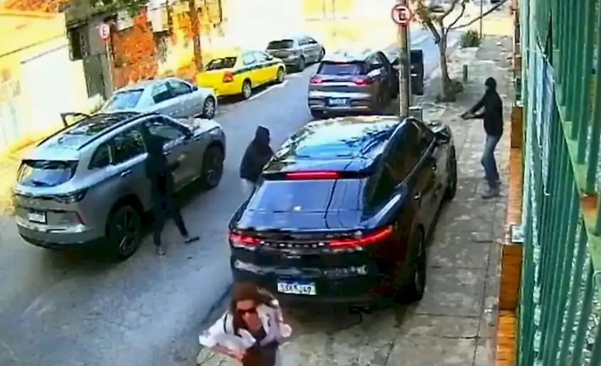Екшън: Вижте как престъпници не успяха да ограбят шофьор на Порше Видео