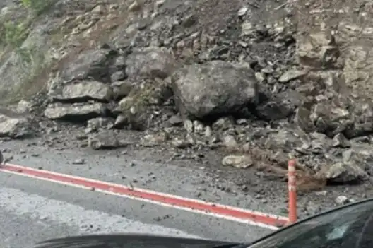 Проблем в Кресненското дефиле, скали паднаха на пътя