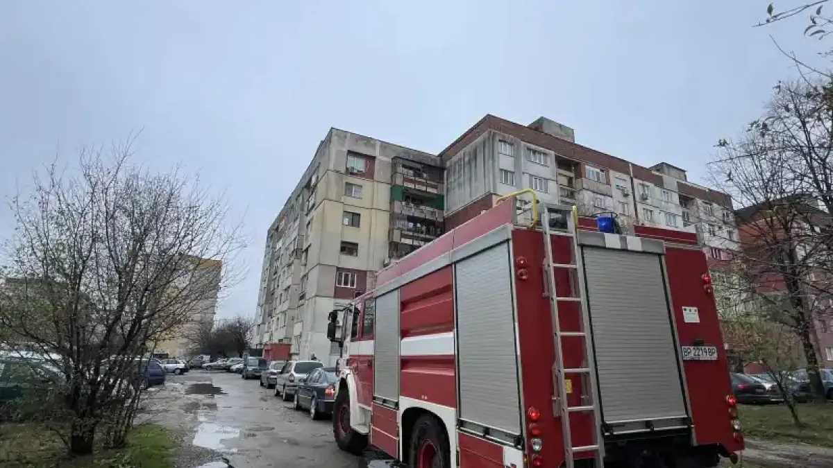 Извънредна ситуация във Враца! Спешни екипи и пожарникари на крак заради паднала жена Снимки