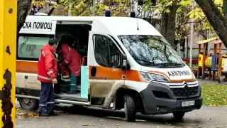 Извънредна ситуация близо до полицията в Монтана! Окървавен мъж лежи на земята, веднага дойде линейка Снимки 18+
