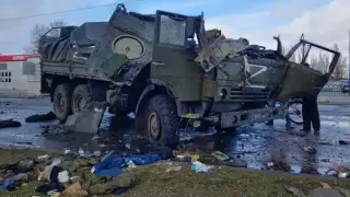 Руски военни се преобърнаха с камион край Курск, смазаха 3 леки коли, има много загинали Видео