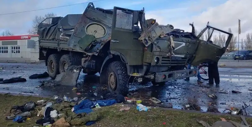 Руски военни се преобърнаха с камион край Курск, смазаха 3 леки коли, има много загинали Видео