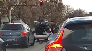 Жестока сцена: Ето какво направи мъж, докато чака на червен светофар в Казанлък Снимка
