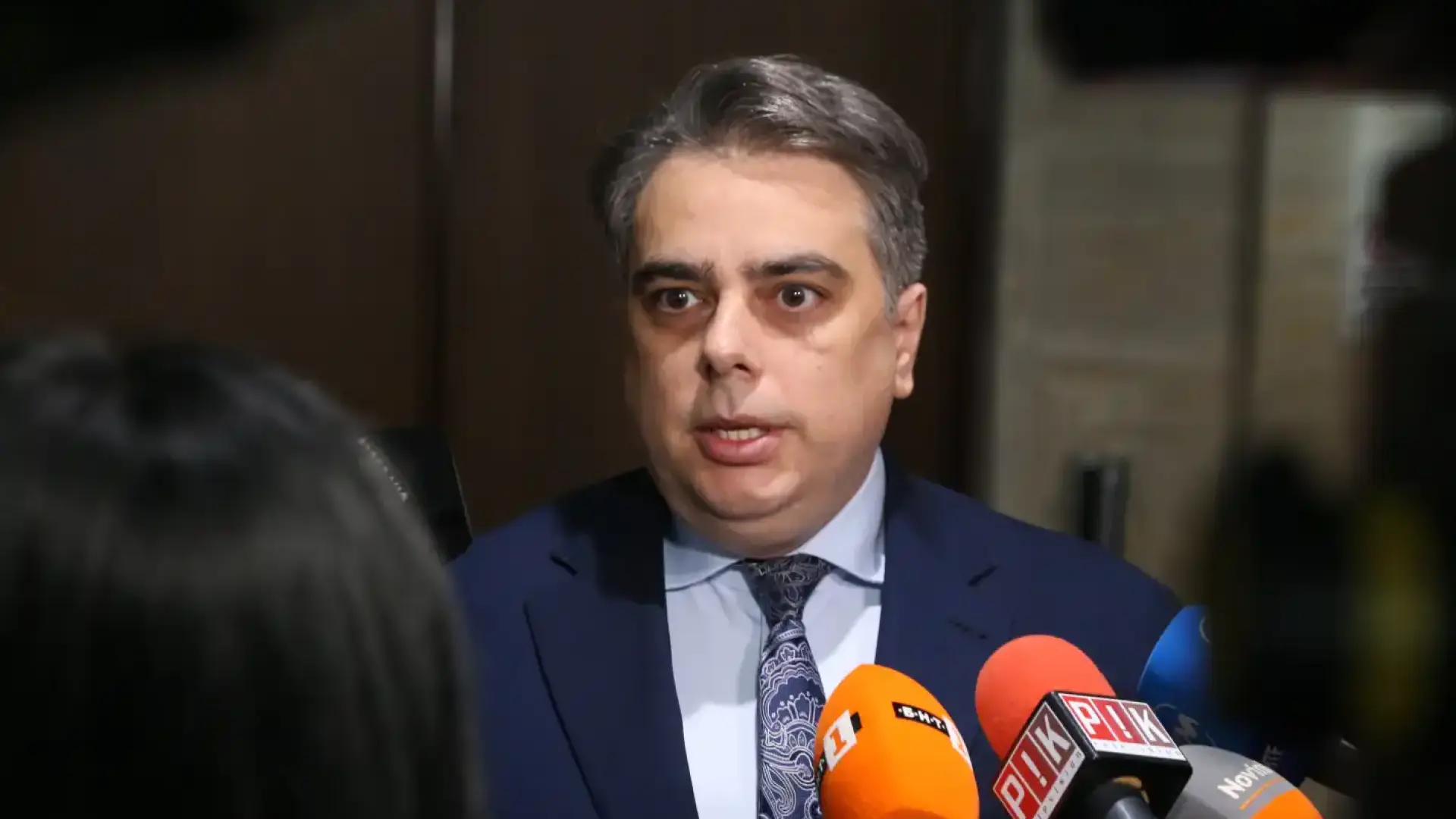 Пак грозни сцени в НС: Асен Василев налетя на журналистка Снимка