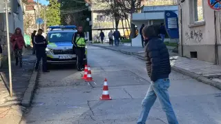 Със служебна кола: Полицай помете служителка на чистотата в Добрич