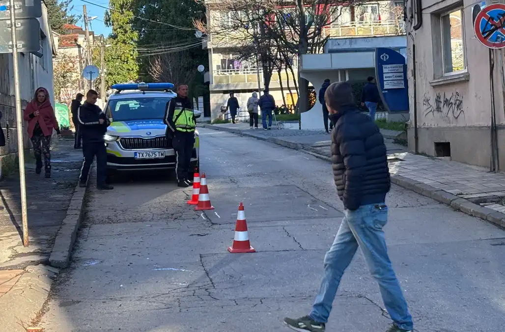 Със служебна кола: Полицай помете служителка на чистотата в Добрич