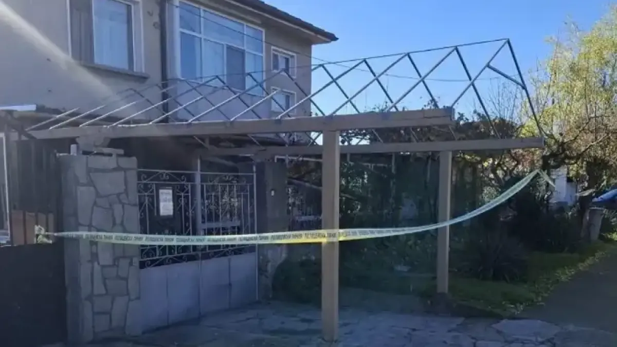 Първи Снимки от къщата на ужасите с три трупа в Поповица, мистерията се заплита