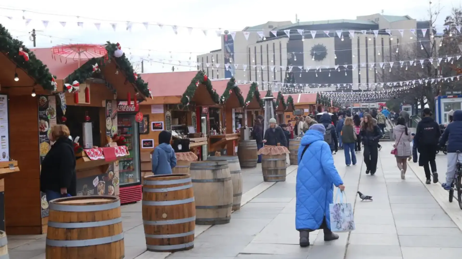 Таен коледен оркестър обикаля София Видео