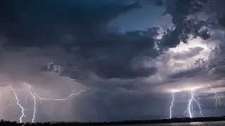 Мощна буря и 800 хил. мълнии пометоха Австралия Видео