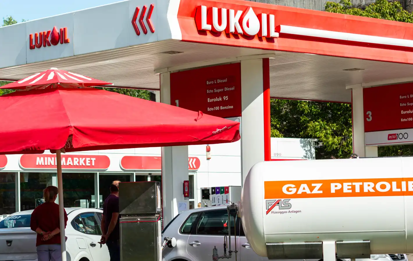 3 компании потриват ръце за "Лукойл" в Румъния