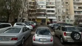 "Жена съм, паркирам както мога": Малка кола блокира цял паркинг в столичен квартал
