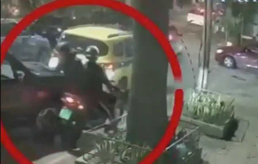 Бандити решиха да ограбят шофьорка, но им се случи случка Видео 18+