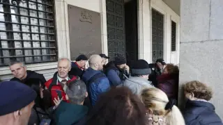 Безкрайни опашки пред БНБ, народът се юрна да... Снимки