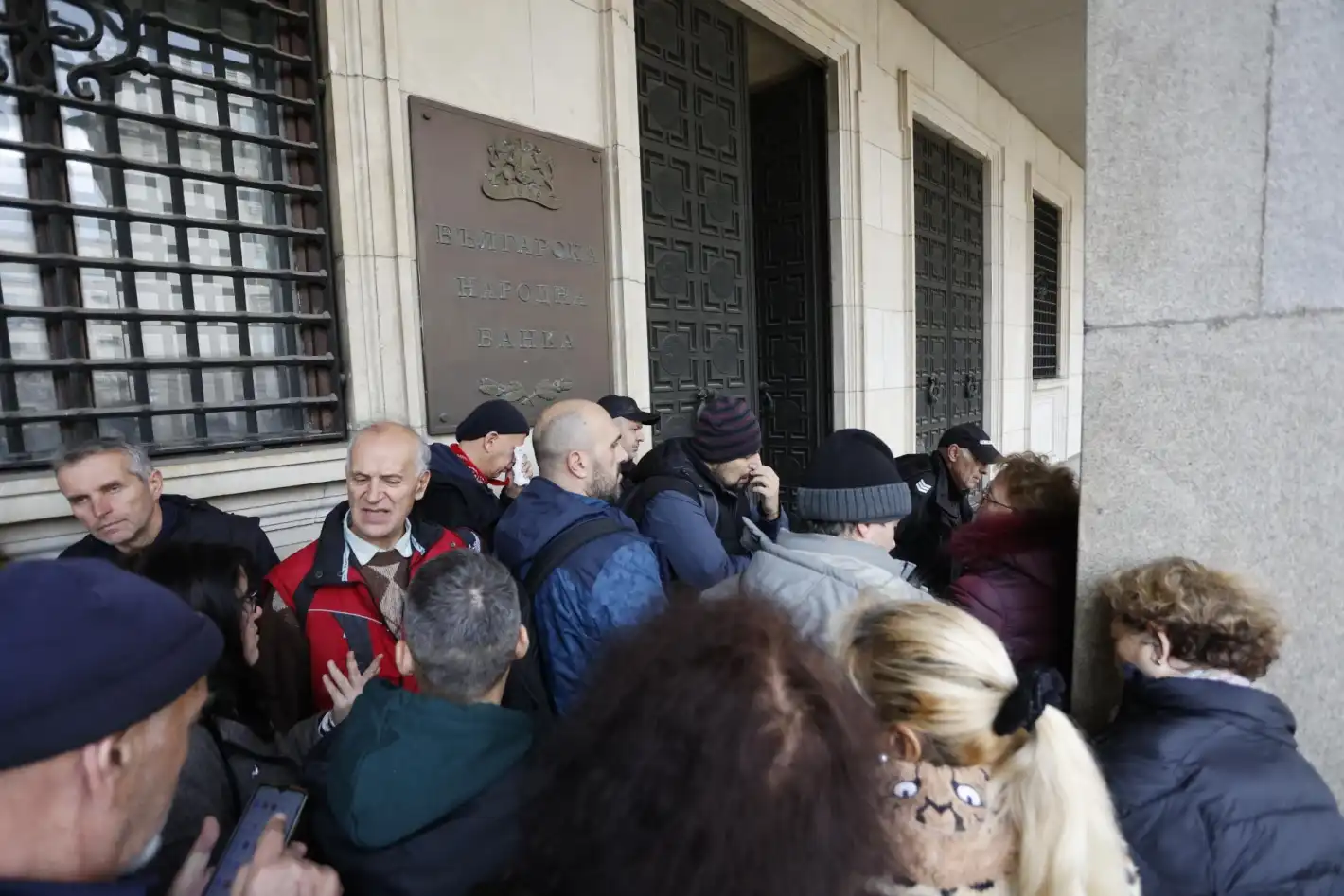 Безкрайни опашки пред БНБ, народът се юрна да... Снимки