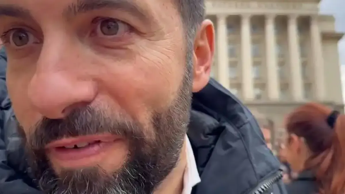 Петков с невиждан цирк пред парламента: Обеднял от политиката, ще се издържа от сладкарничката на Линда Видео