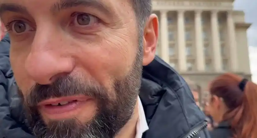 Петков с невиждан цирк пред парламента: Обеднял от политиката, ще се издържа от сладкарничката на Линда Видео