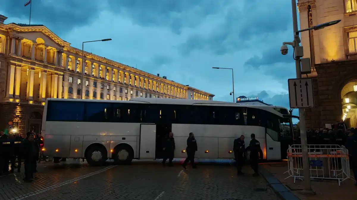 Блокираха движението на Ларгото