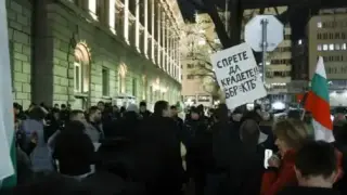 Привиканите от Асен Василев протестиращи предизвикват безредици на пъпа на София