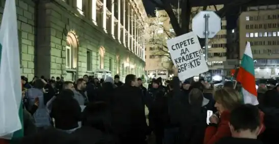 Привиканите от Асен Василев протестиращи предизвикват безредици на пъпа на София