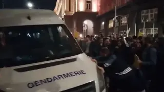 Погром пред парламента: Протестиращи обръщат коли на политици БЛИЦ Live