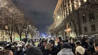 Ранени полицаи при сблъсъци между протестиращи и униформени в София