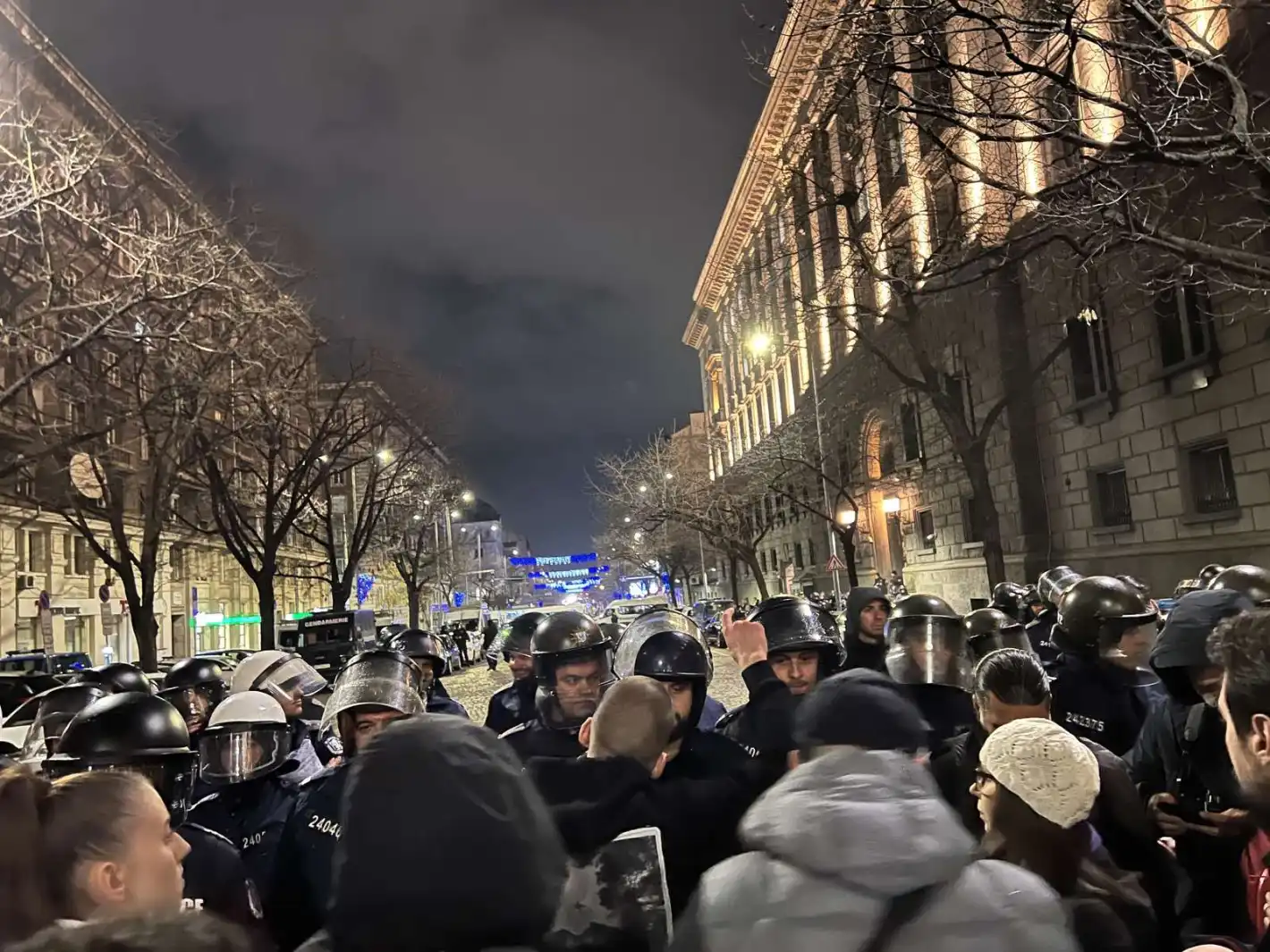Ранени полицаи при сблъсъци между протестиращи и униформени в София