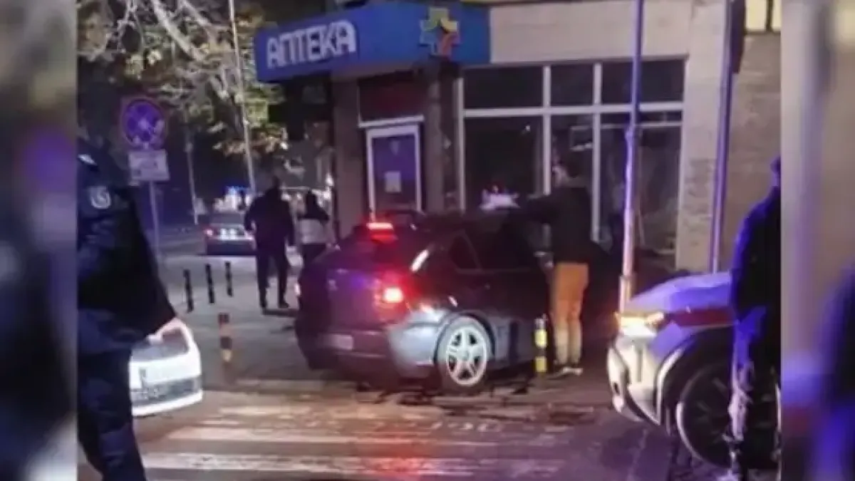Млад шофьор се вряза с автомобила си в аптека в Пловдив Снимка