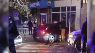 Млад шофьор се вряза с автомобила си в аптека в Пловдив Снимка