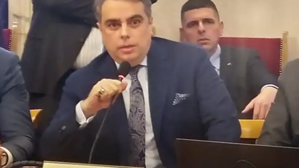 Нидал Алгафари: Време е в парламента да има санитари и поне един психиатър на щат срещу изплискващите легена