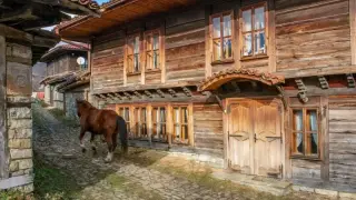 Уникален български град пази 200 къщи от най-великя период в историята ни Снимки
