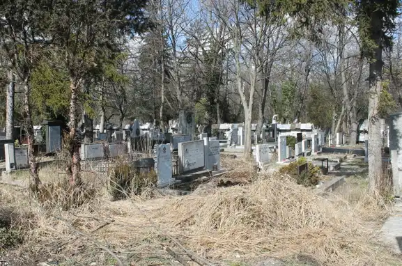 Наш кмет загради гробище, хората не могат да погребат близките си