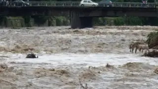 Ужас край Сандански: Реката заля мост, кола с пътници бедства Снимки