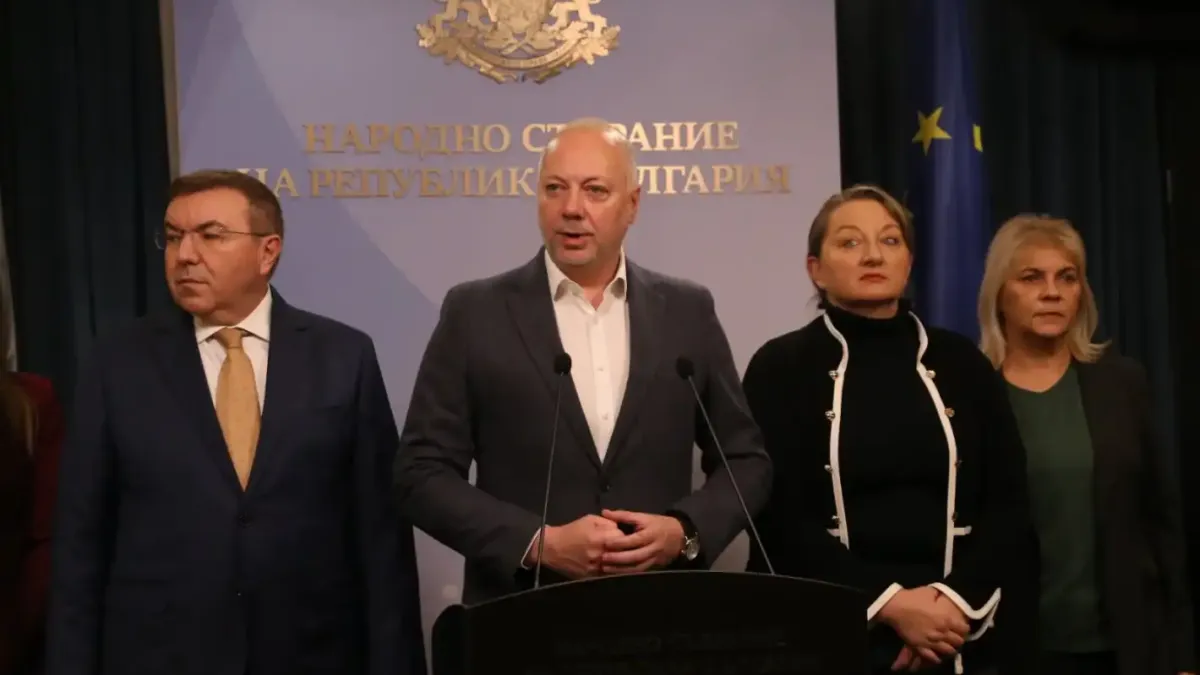 Топ конституционалист посочи ходовете след оставката на кабинета "Желязков"