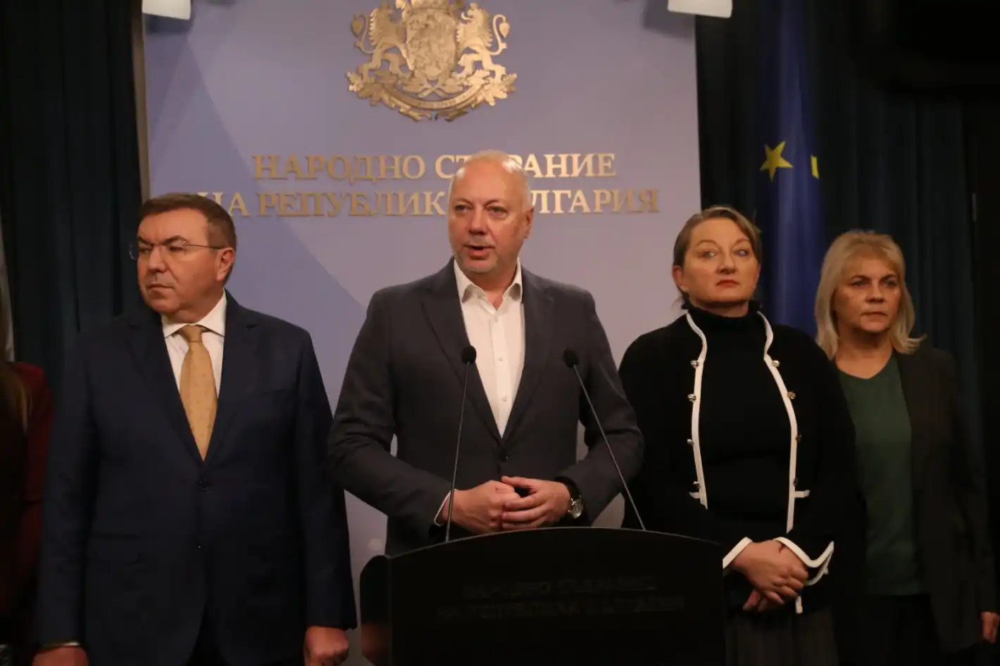 Топ конституционалист посочи ходовете след оставката на кабинета "Желязков"