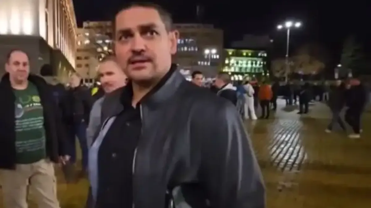 Радостин Василев счупи телефона на журналист на протеста Видео