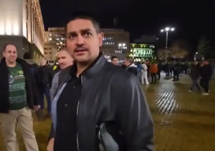 Радостин Василев счупи телефона на журналист на протеста Видео