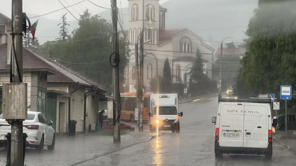 Опасно време в петък: червен код е в сила за тези райони Карта