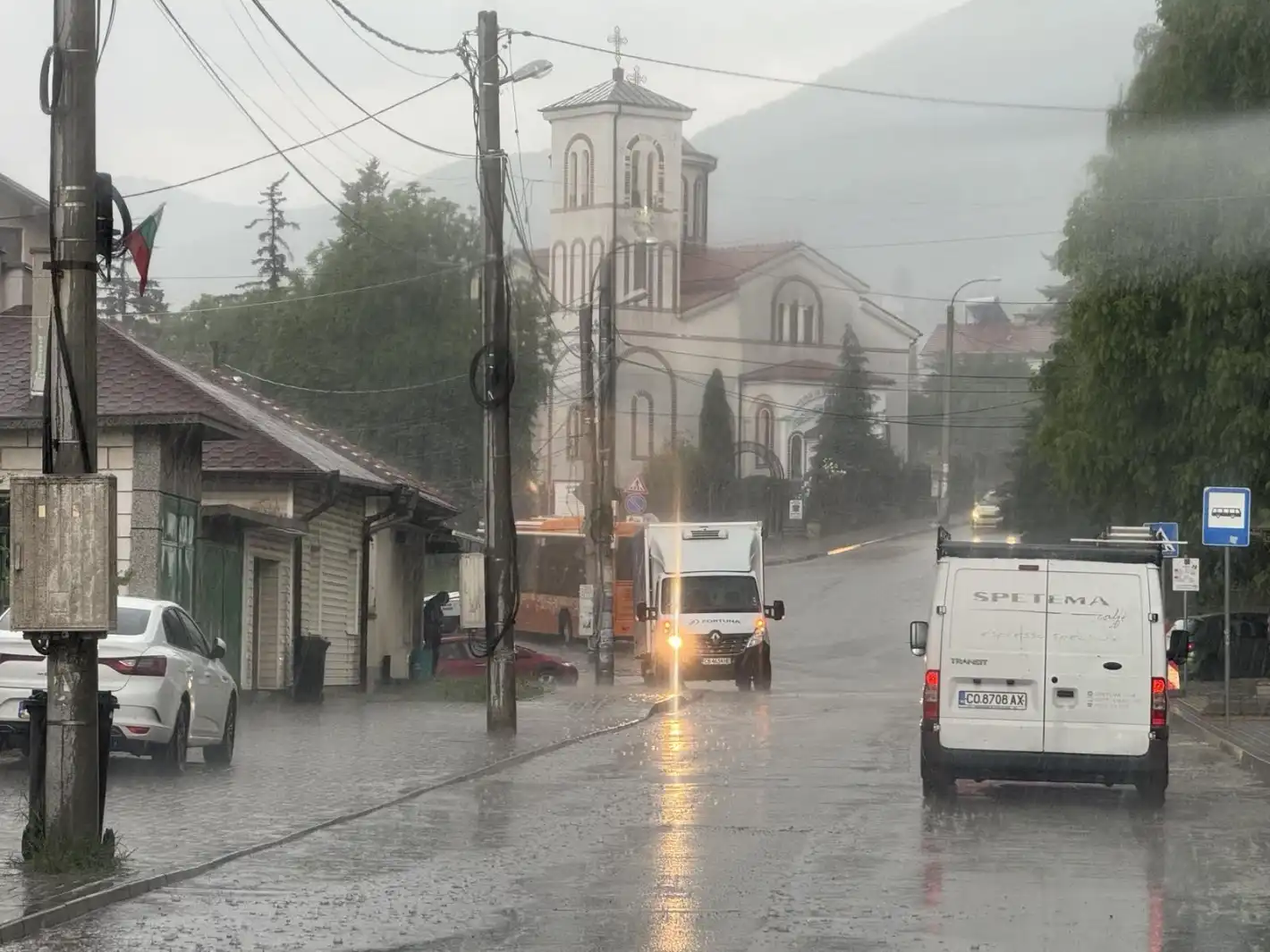 Опасно време в петък: червен код е в сила за тези райони Карта
