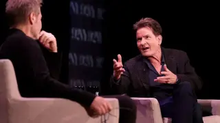 Чарли Шийн има връзка с мъж