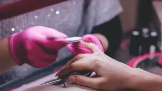 Красиви ръце на всяка възраст: Лакове и цветове, които подмладяват