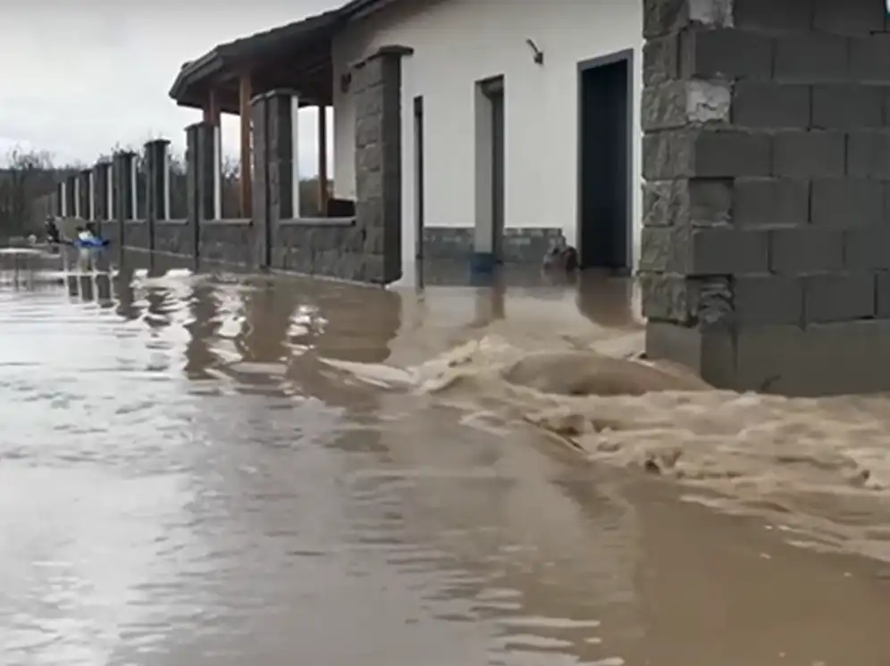 В Пиринско става страшно: Скъса се стена на частен язовир, всичко е под вода