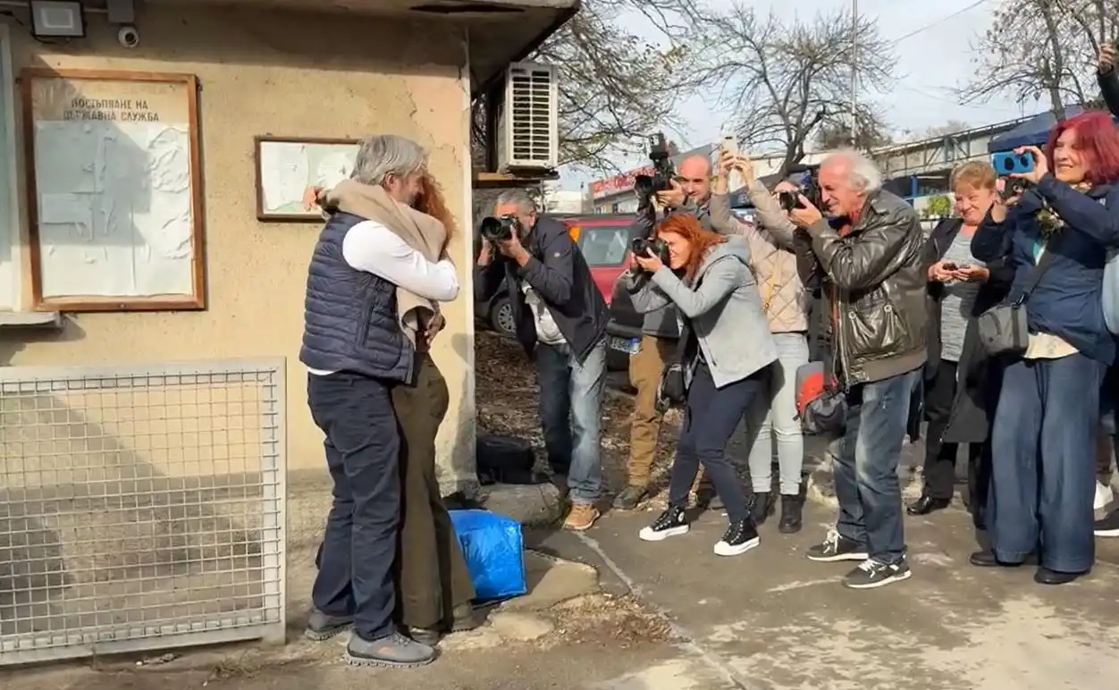 Пищен букет като за дама: Коцев излезе от затвора, грози го 6-г. присъда Видео