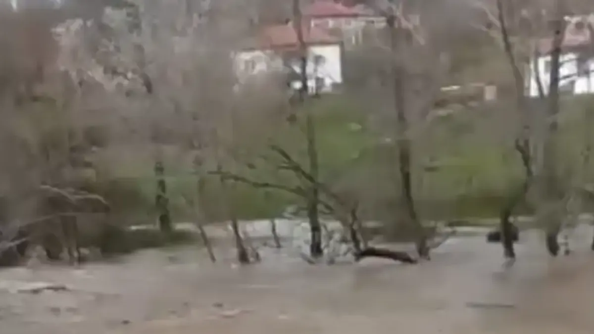 Бедствие в Родопите! Арда заля мост, има откъснати села Видео