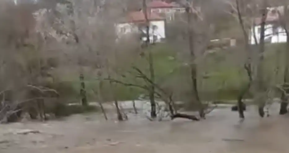 Бедствие в Родопите! Арда заля мост, има откъснати села Видео