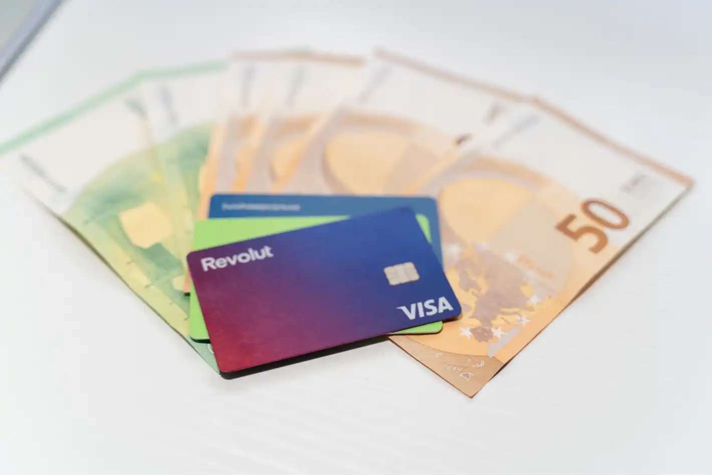 Огромна изненада на Revolut! Край на преводите в лева