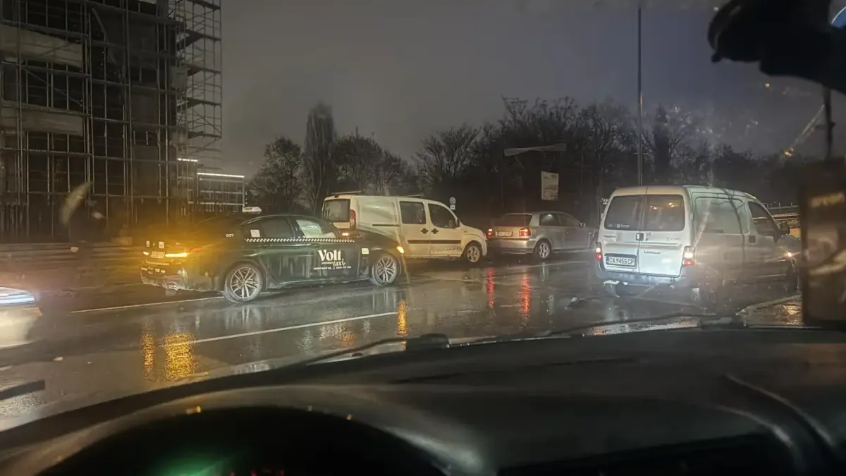 Извънредно: Верижна катастрофа между 5 коли в София, зрелищни снимки
