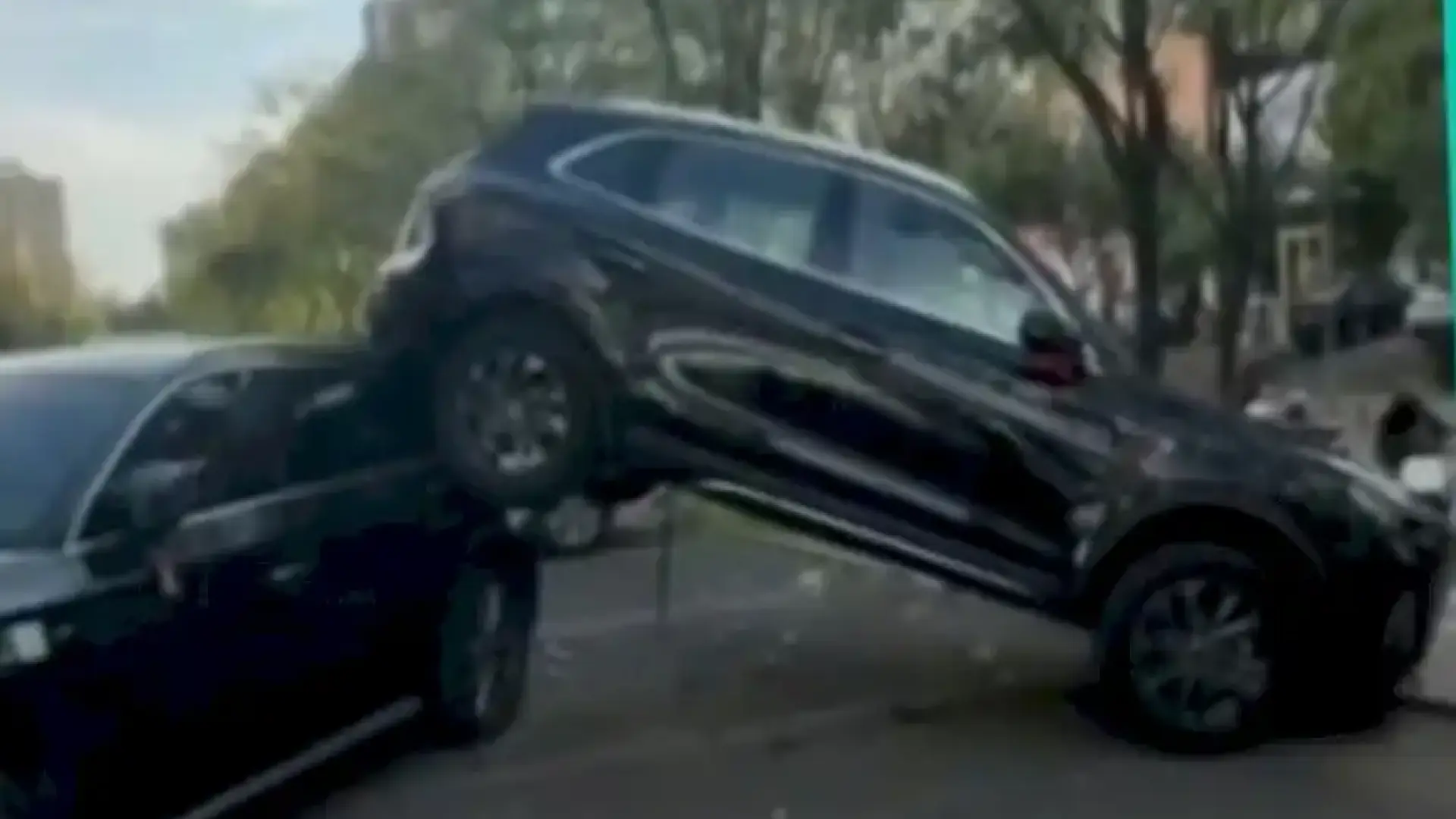 Зрелищни Видеа: Шофьор се „паркира“ с джипа си на покрива на кола