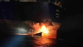 Мистерията се заплита: Първи снимки и видео на поразените два руски „сенчести“ танкера в Черно море, расте рискът от...