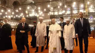 Историческо: Папата влезе в Синята джамия по чорапи, но... Видео