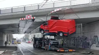 Страховита гледка! Червен микробус виси от 4 метра височина Видео